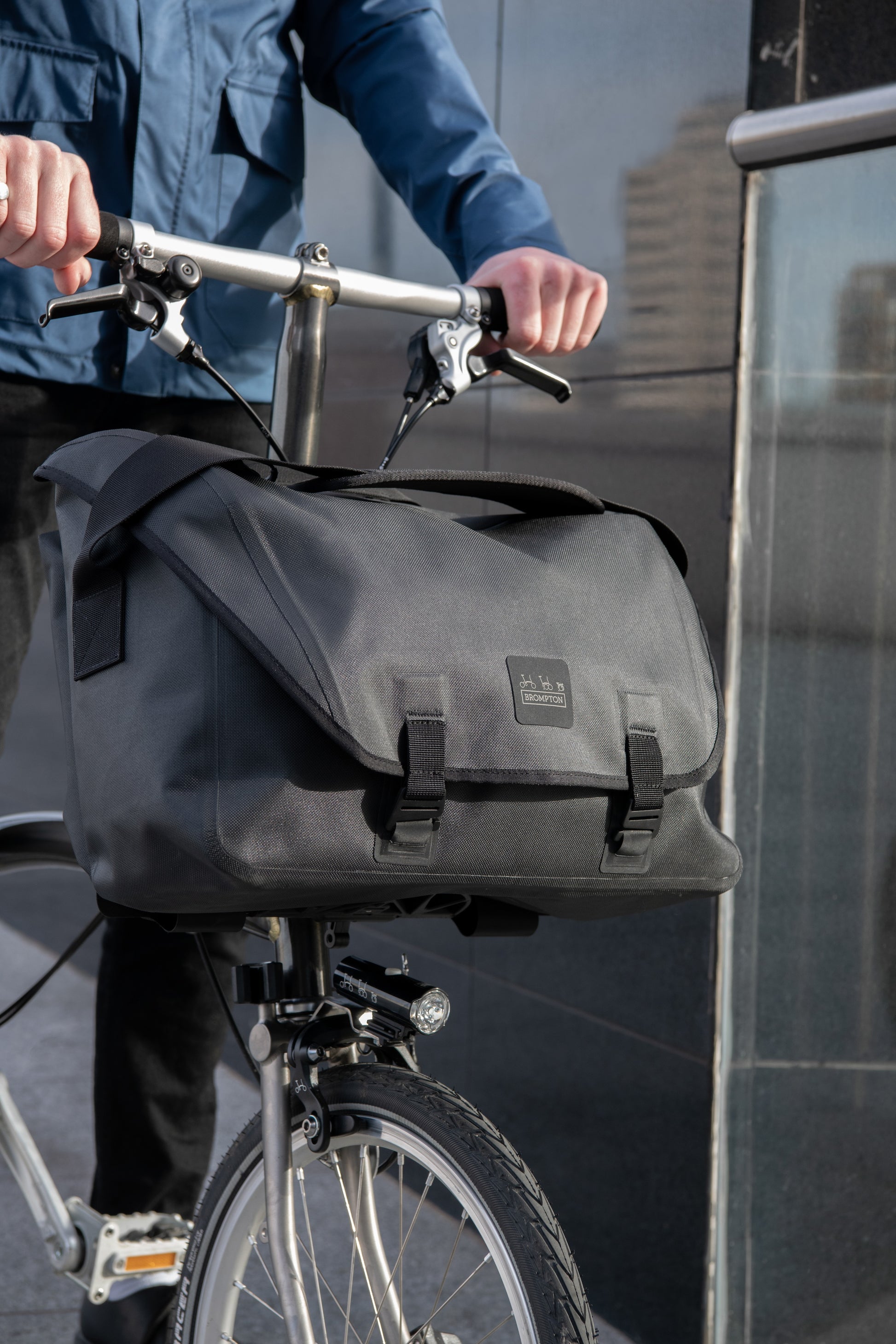 brompton fahrradtaschen Brompton Metro Bag Waterproof L Black – Brompton Hamburg